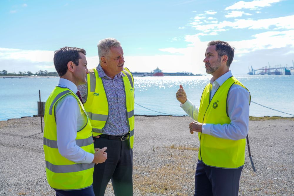 Premier and Minister for Natural Resources visit bp&rsquo;s Bulwer Island facility in Brisbane which will secure additional fuel storage to restore fuel security in Queensland.